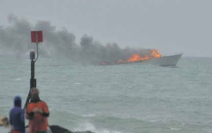 Tàu du lịch chở hơn 60 người cháy như đuốc trên biển