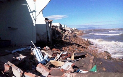 Hơn 50 nhà dân bị sóng lớn đánh sập