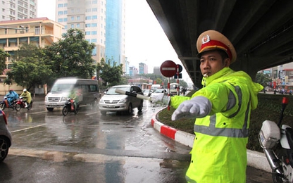 CGST Hà Nội: Úp vội bát mỳ, lót báo trước bụng đi trực mưa rét