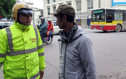 Hà Nội: Ngày đầu phạt người đi bộ, nhiều người ngơ ngác