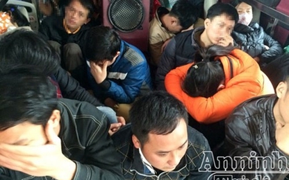 Hà Nội: Phát hiện xe khách 45 chỗ nhồi nhét 74 hành khách