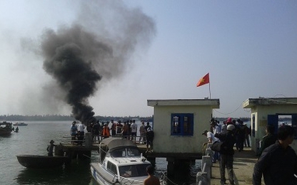 Cháy tàu du lịch trên cảng Cửa Đại, Hội An