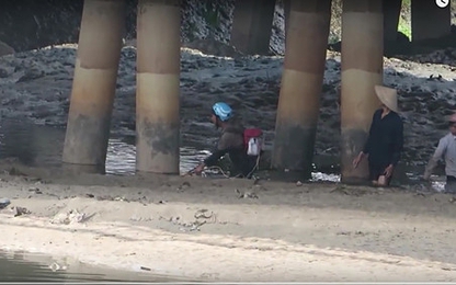 Nhóm thanh niên ngang nhiên chích điện cá dưới cầu Sài Gòn