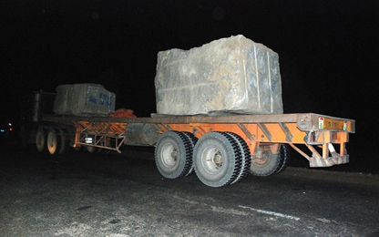 Xử lý nghiêm hai xe tải chở đá "khủng" không chằng buộc trên QL25