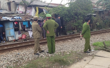 Đứng cạnh đường ray, cụ bà bị tàu hỏa hút vào