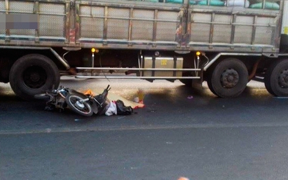 Lấn làn ôtô trên QL 13, người phụ nữ chết thảm dưới bánh xe tải