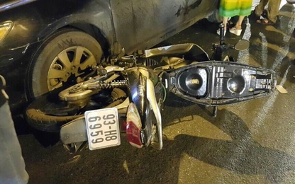 Xe Camry náo loạn giao lộ Sài Gòn, tông hàng loạt xe máy