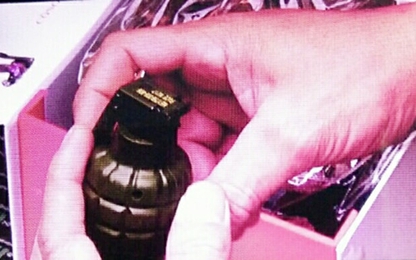 Giám định quả lựu đạn trong túi hàng tại sân bay Phú Bài