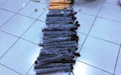 Đà Nẵng: Phát hiện 77 dùi cui điện trong lô hàng chuyển phát