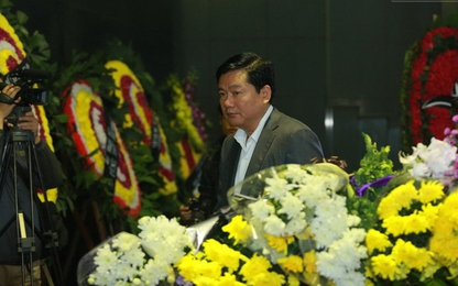 Bí thư Đinh La Thăng xuất hiện trong lễ tang ca sĩ Trần Lập