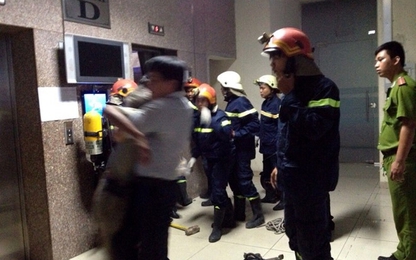 Phá thang máy giải cứu 16 người bị mắc kẹt