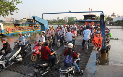 Bi hài chuyện qua cầu ở Sài Gòn - Thành phố mà như... thôn quê