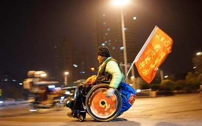 Người đàn ông ngồi xe lăn phượt dọc Trung Quốc