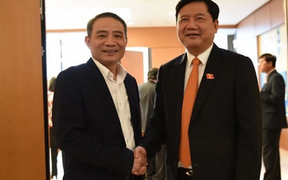 Ông Đinh La Thăng bàn giao công việc với Bộ trưởng GTVT Trương Quang Nghĩa