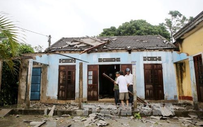 Thừa Thiên - Huế: Lốc xoáy kèm mưa đá phá hủy hàng trăm nhà dân
