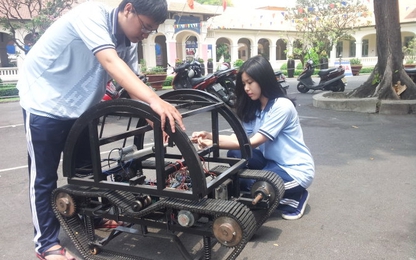 Hai học sinh Việt sáng chế xe lăn vượt địa hình mang tên TN98
