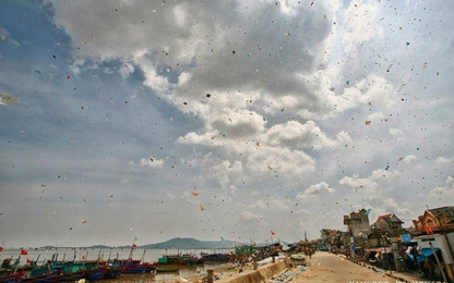 Thanh Hóa: Ám ảnh cảnh rác bay rợp trời ở biển Ngư Lộc
