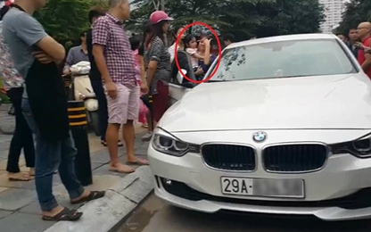 Bố dùng búa đập vỡ kính xe BMW để giải cứu con gái
