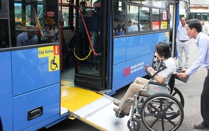 Người khuyết tật đi xe buýt: Vẫn còn khoảng cách khi tiếp cận
