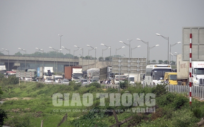 Ngày đầu thí điểm thu phí, cao tốc Hà Nội-Bắc Giang ùn tắc 5km