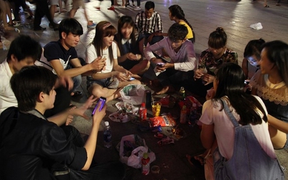 Ăn uống, xả rác trên phố đi bộ Nguyễn Huệ bất chấp lệnh cấm