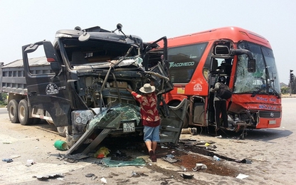 Nghệ An: Xe tải tông xe khách, 6 người nhập viện