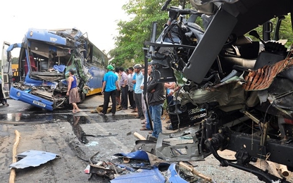 Tan hoang hiện trường vụ tai nạn giao thông nghiêm trọng ở Quảng Ngãi