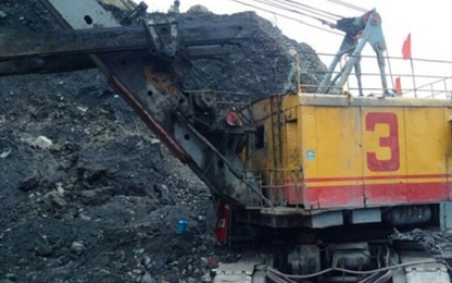 Sạt bãi mỏ than, 2 công nhân lái máy xúc tử vong