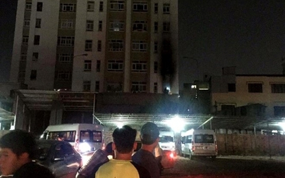 TPHCM: Cháy chung cư trên đường D5, nhiều tài sản bị thiêu rụi