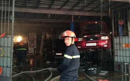 TPHCM: Hỏa hoạn thiêu rụi gara ô tô đường Phan Huy Ích