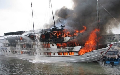 Cháy tàu du lịch ở Hạ Long: Bồi thường 18 triệu cho 3 du khách