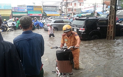 Ấm lòng hình đẹp của CSGT Biên Hòa trong cơn mưa tầm tã