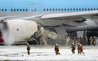 Máy bay Hàn Quốc chở 320 người bốc cháy ngùn ngụt