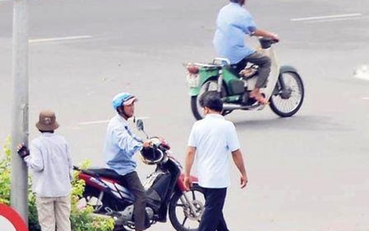 Hết xe biển xanh, Tân Sơn Nhất lại đau đầu vì xe ôm