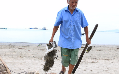 "Ông bụt" 6 năm cần mẫn dọn rác không công trên bãi biển Đà Nẵng