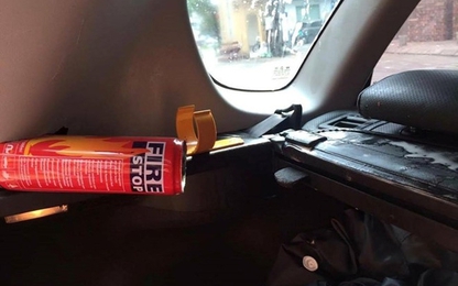 Hà Nội: Bình cứu hỏa mini phát nổ, găm thủng cả ghế da ô tô