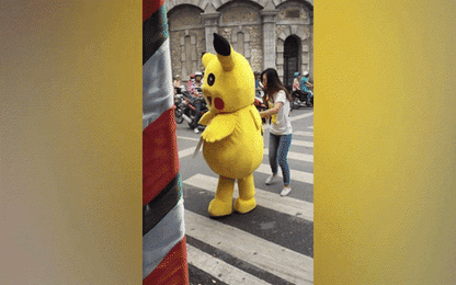 Pikachu ngã lăn kềnh ra đường vì bị xe máy vượt đèn đỏ tông trúng
