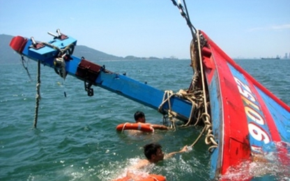 Tàu cá 13 người bị đâm chìm trên biển