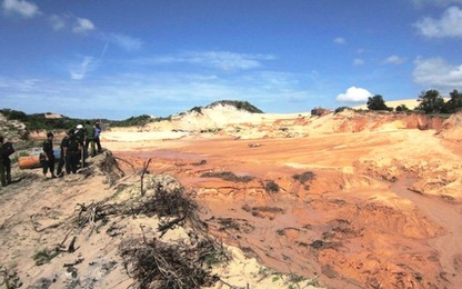 Bãi biển du lịch đỏ rực vì vỡ hồ chứa bùn thải titan