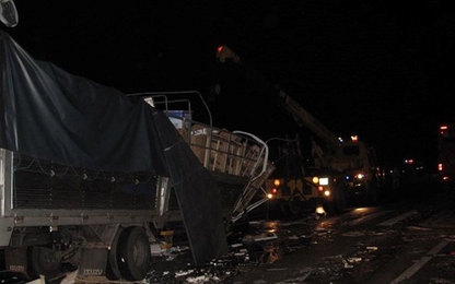 Xe container đối đầu ôtô tải trên quốc lộ 1, 3 người thiệt mạng