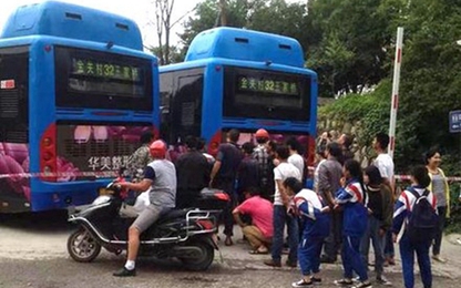 Hành khách chết thảm vì thò đầu qua cửa xe buýt