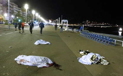 Hiện trường thảm khốc trong vụ thảm sát ngày Quốc khánh ở Pháp