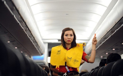Lại một hành khách bị phạt vì "táy máy" áo phao trên máy bay