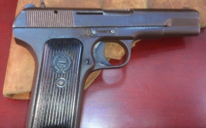 Một CSGT trúng đạn do súng của đồng đội cướp cò