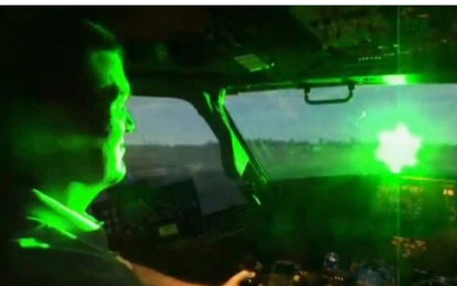 Phi công bất an vì tiếp tục bị chiếu tia laser vào buồng lái