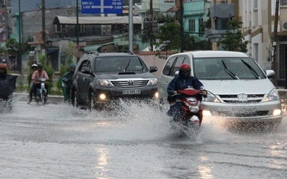Mưa bão tại Hà Nội, Uber, Grab tăng giá “kỷ lục”
