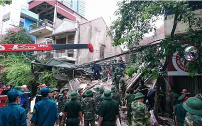 Hà Nội: Sập nhà phố cổ, ít nhất 5 người mắc kẹt