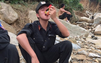 Lào Cai: CSCĐ, quân đội ăn mỳ tôm sống cứu lũ gây bão mạng