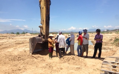 ​Lo lũ phá làng, dân chặn xe xúc cát giữa sông Trà Khúc