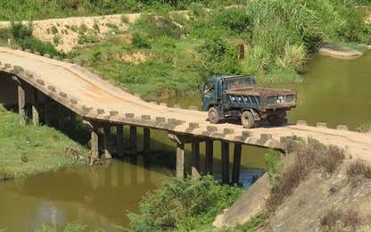 Quảng Bình: Nỗi lo cầu sập trên sông Dinh